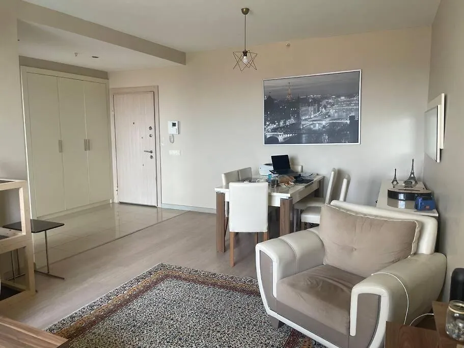 Acik Havuz Ve Deniz Manzarasi Sunan Site Ev Istanbul Apartment